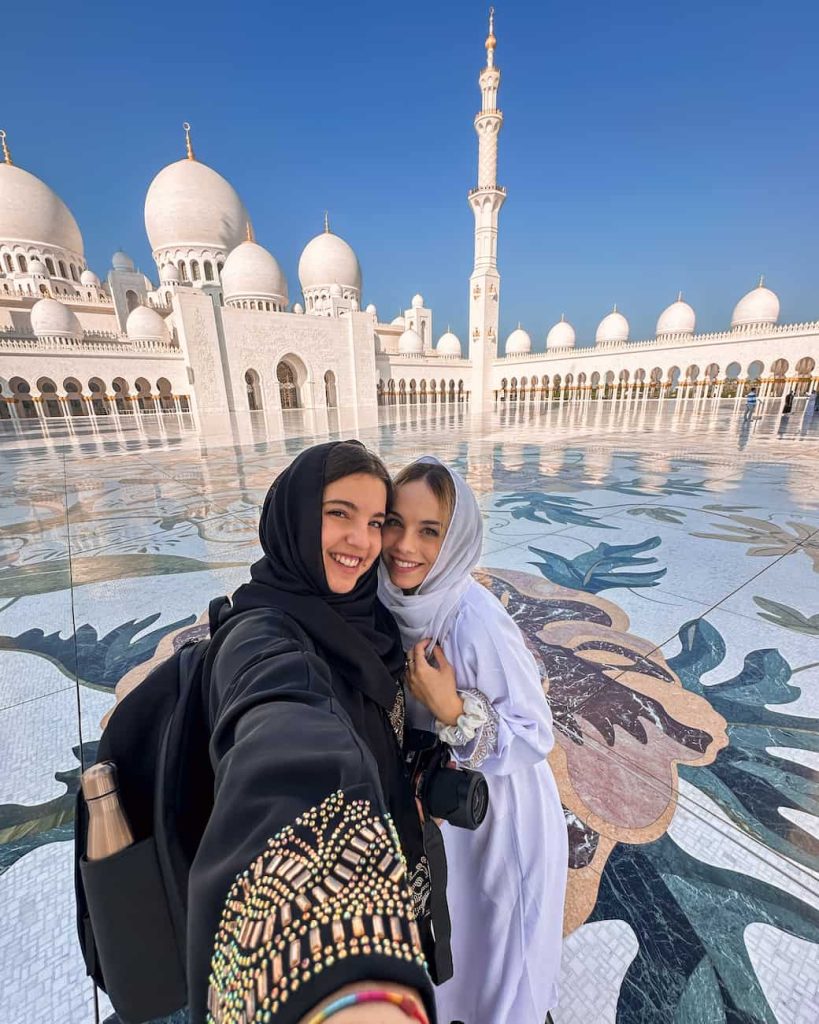Visitare la Gran Moschea di Abu Dhabi